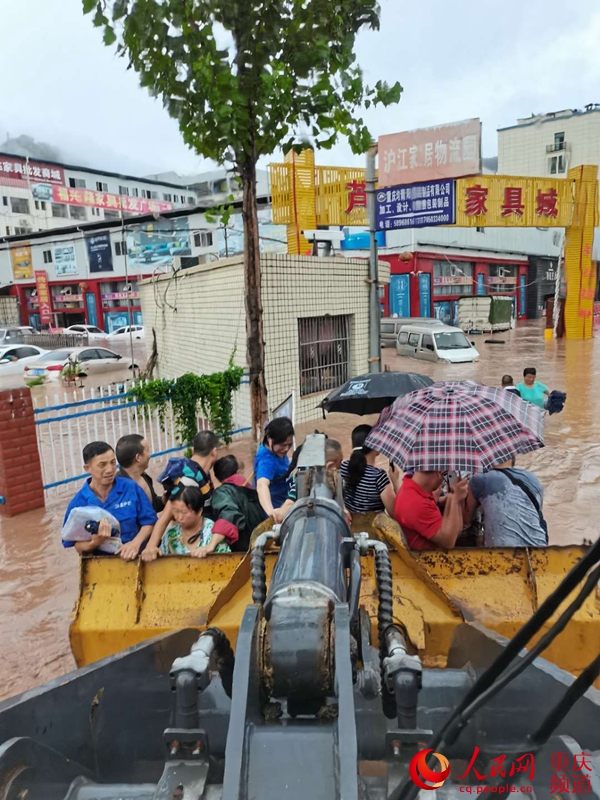 人民网报道:“我们是附近修路的央企,莫慌!”